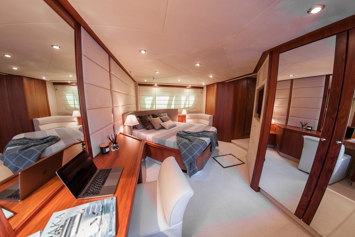 Аренда моторной яхты Sunseeker 70 в Москве - рабочий стол в мастер каюте